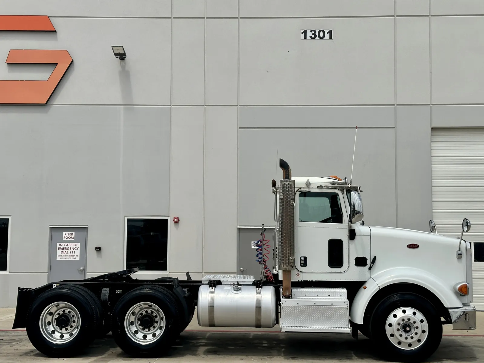 2013 Peterbilt - image 3
