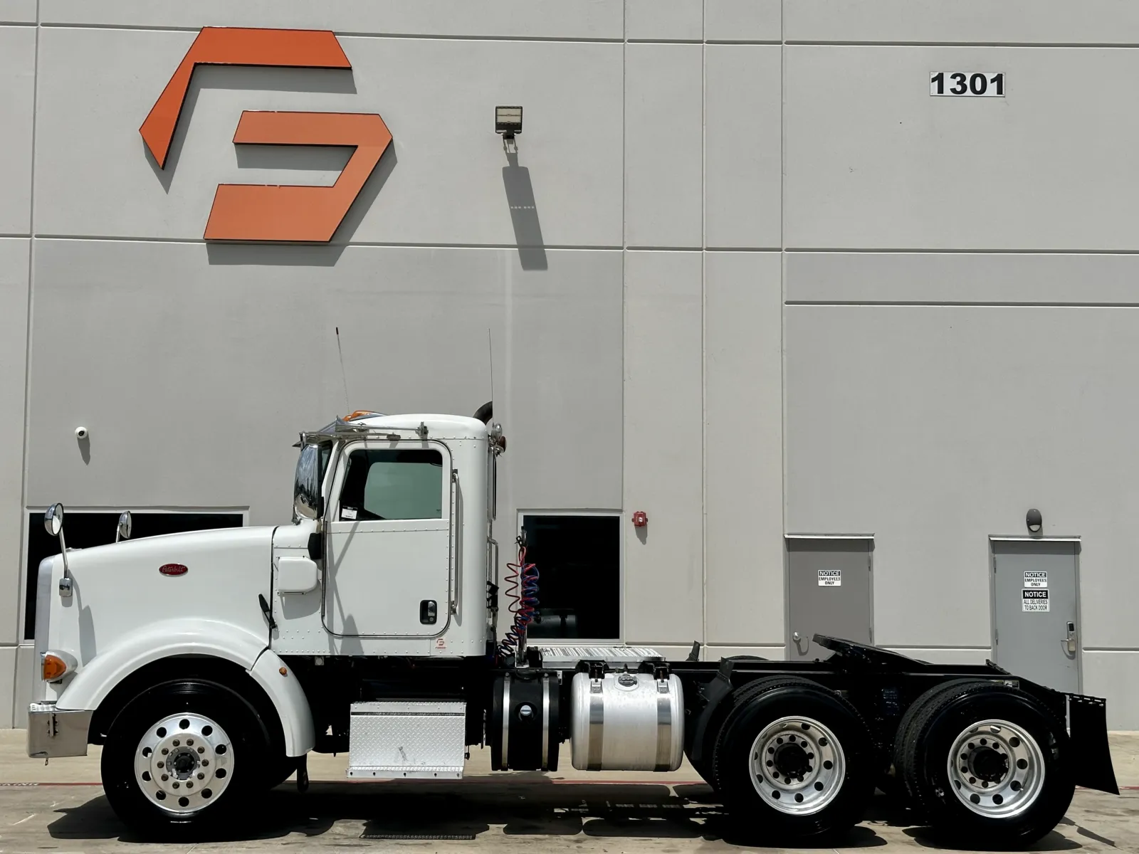 2013 Peterbilt - image 4