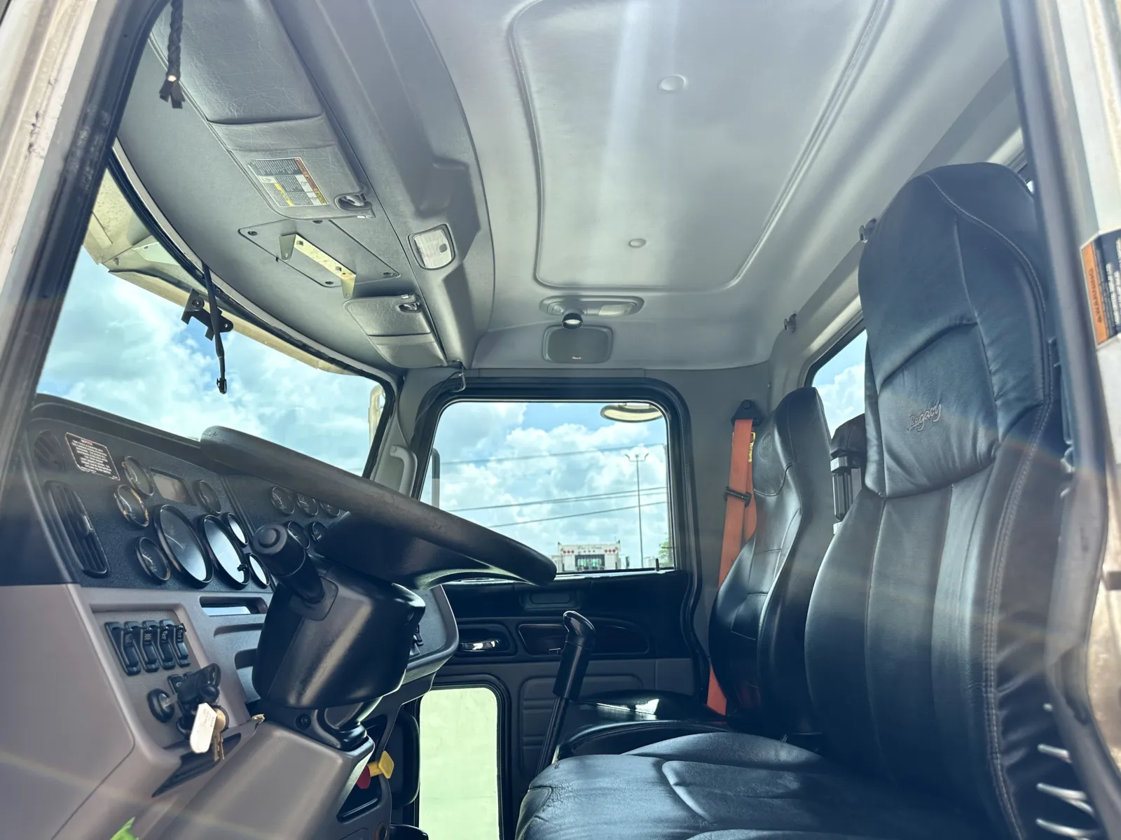 2013 Peterbilt - image 14