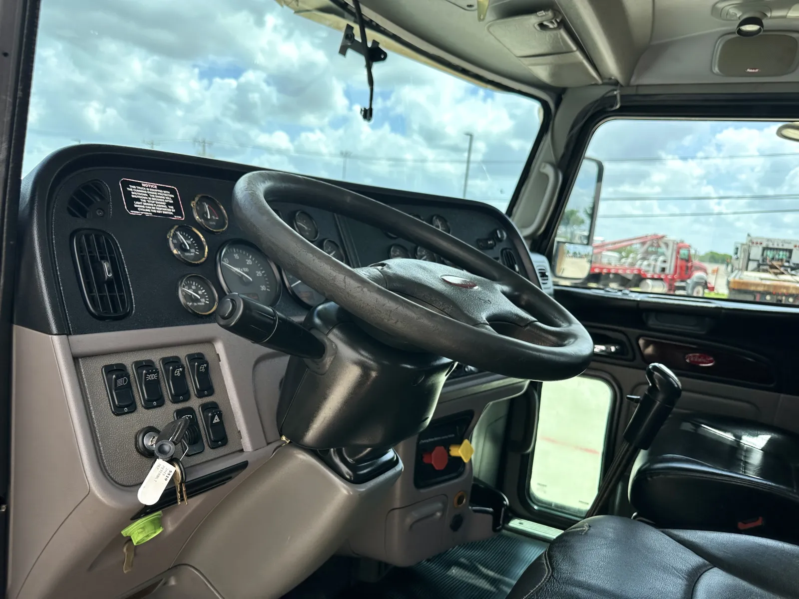 2013 Peterbilt - image 15