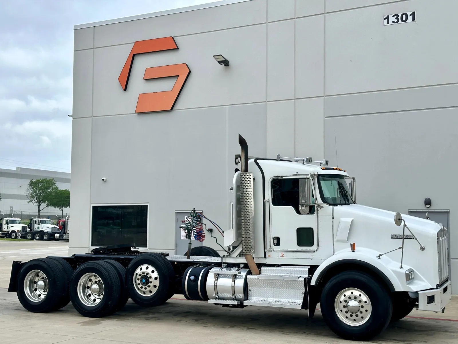 2014 KENWORTH T800 for sale in Hutchins, TX