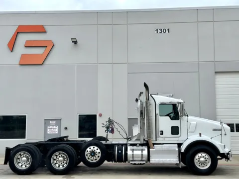Another view of 2014 KENWORTH T800 for sale in Hutchins, TX at Forge Truck Centers - Texas