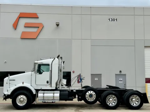 More photos of 2014 KENWORTH T800 at Forge Truck Centers - Texas, TX