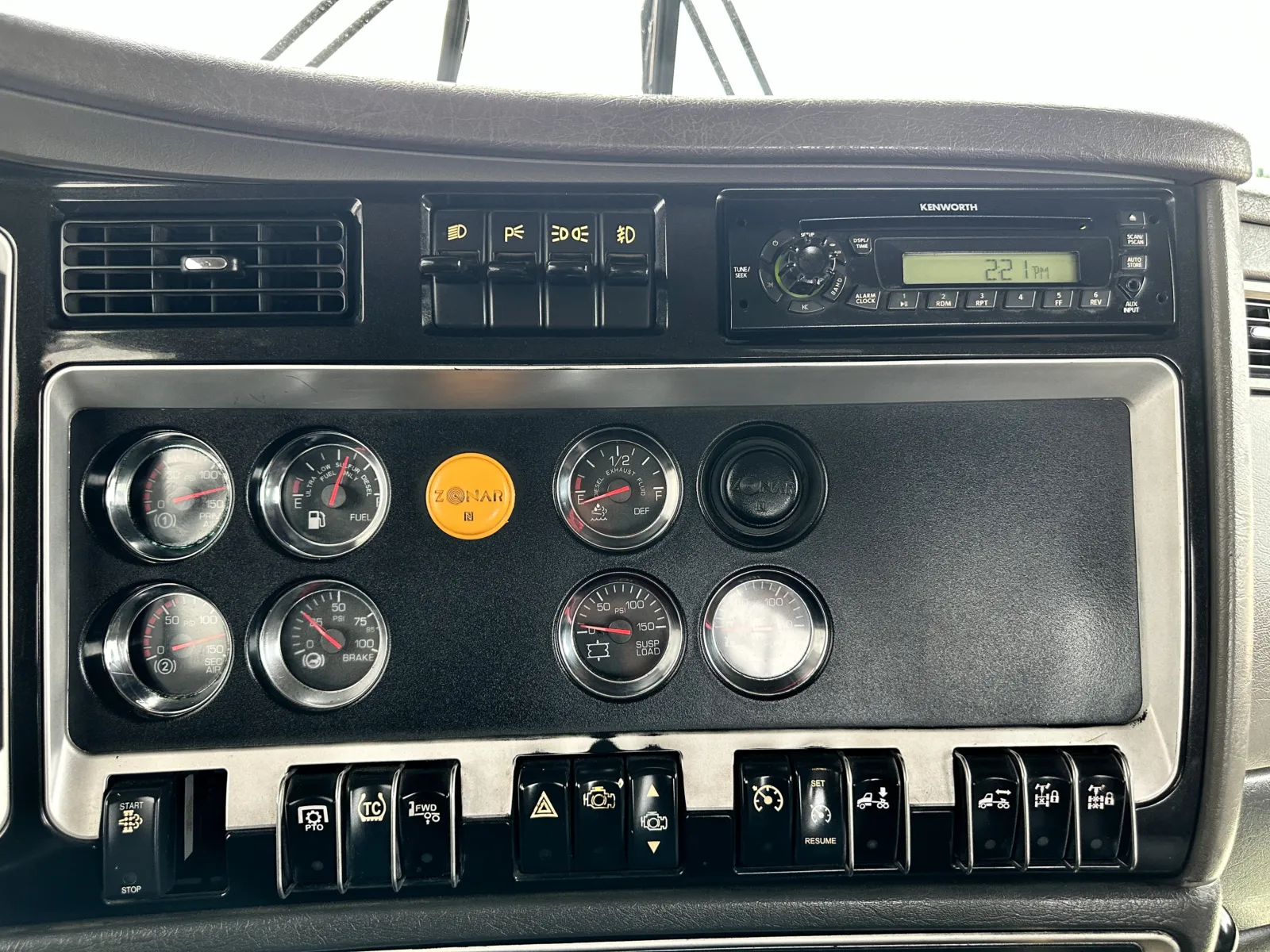 2014 Kenworth T800 - image 18