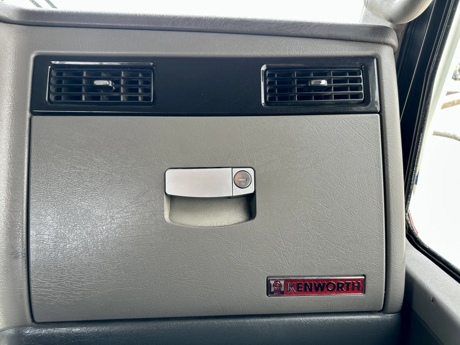 2014 Kenworth T800 - image 19