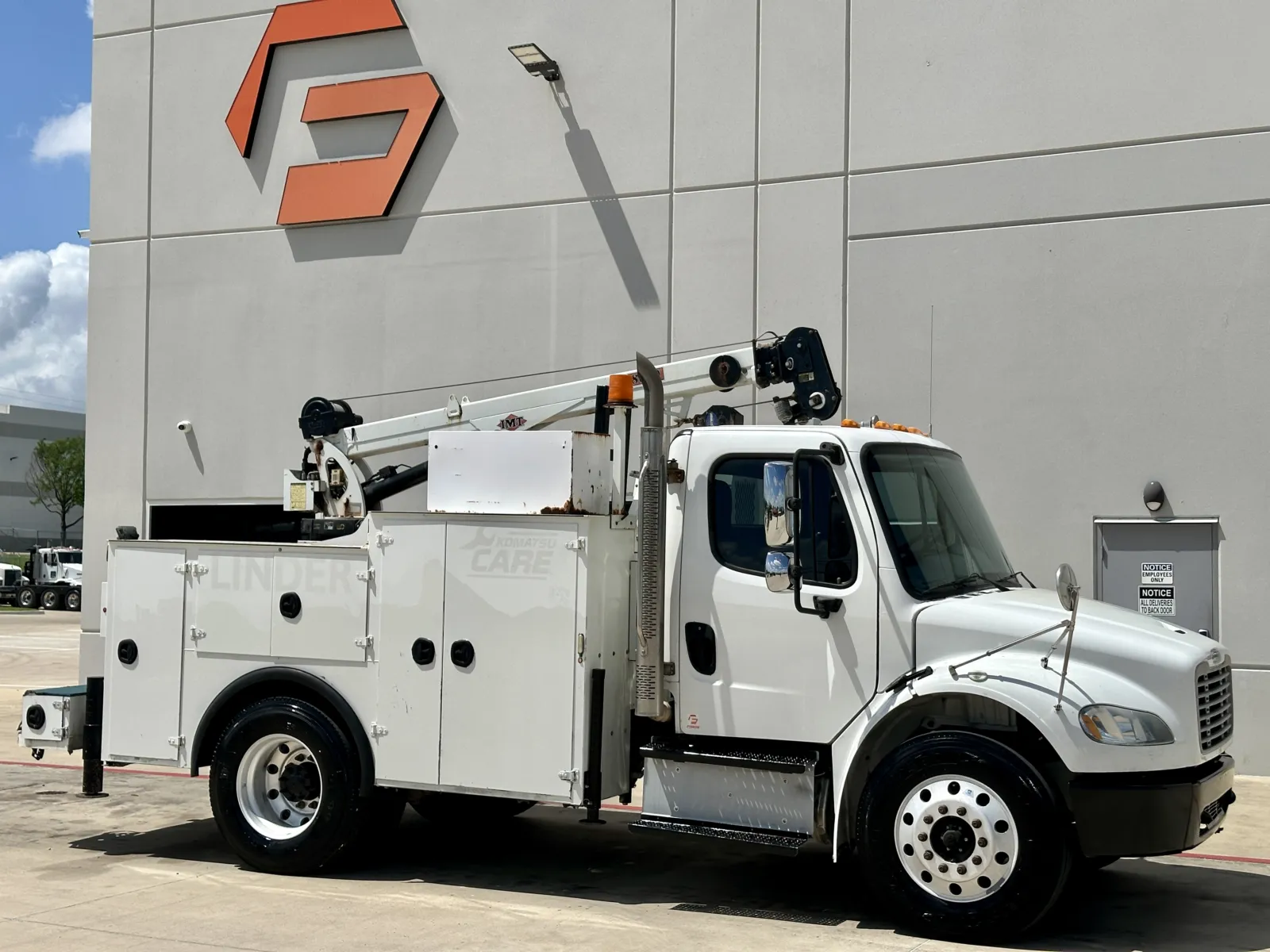 2018 Freightliner M2 106 - image 1