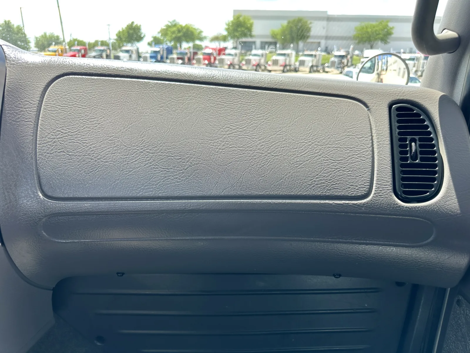 2018 Freightliner M2 106 - image 19