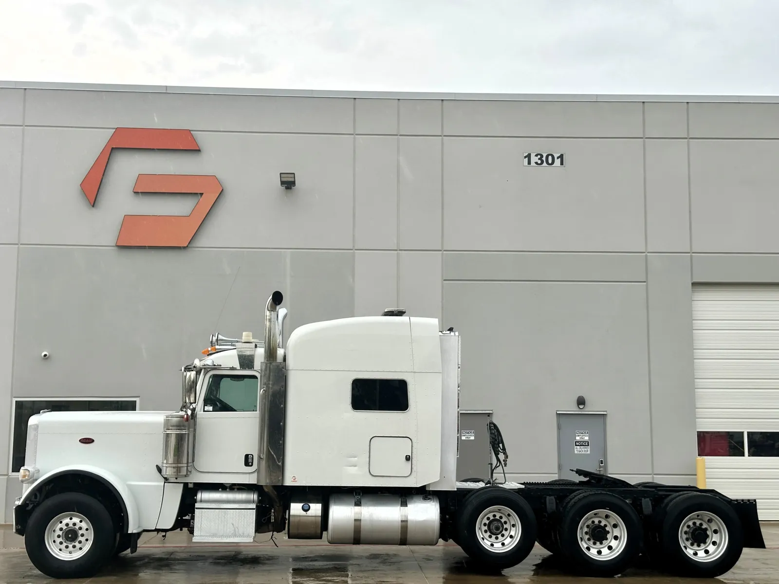 2016 Peterbilt 389 - image 4