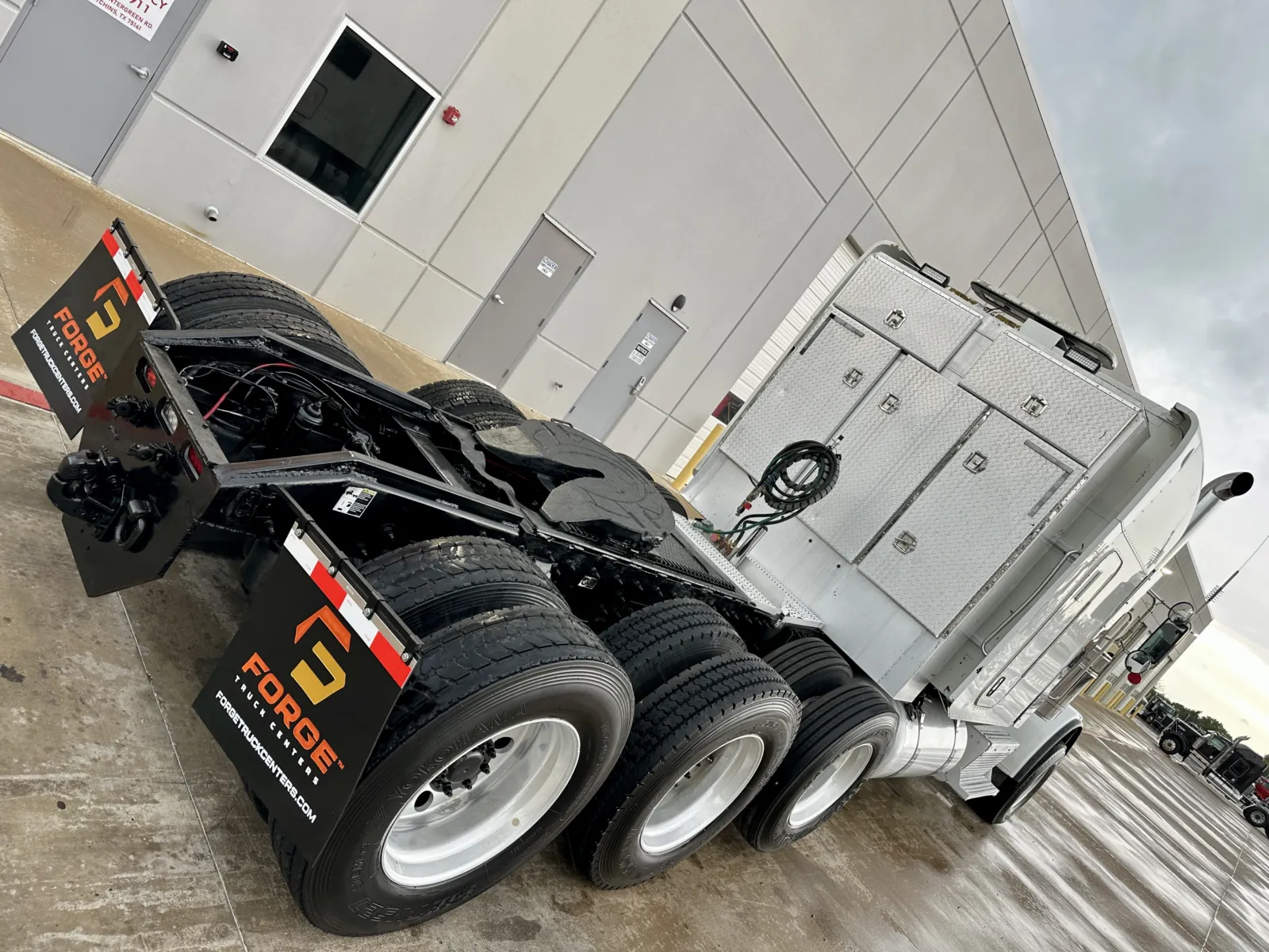 2016 Peterbilt 389 - image 10