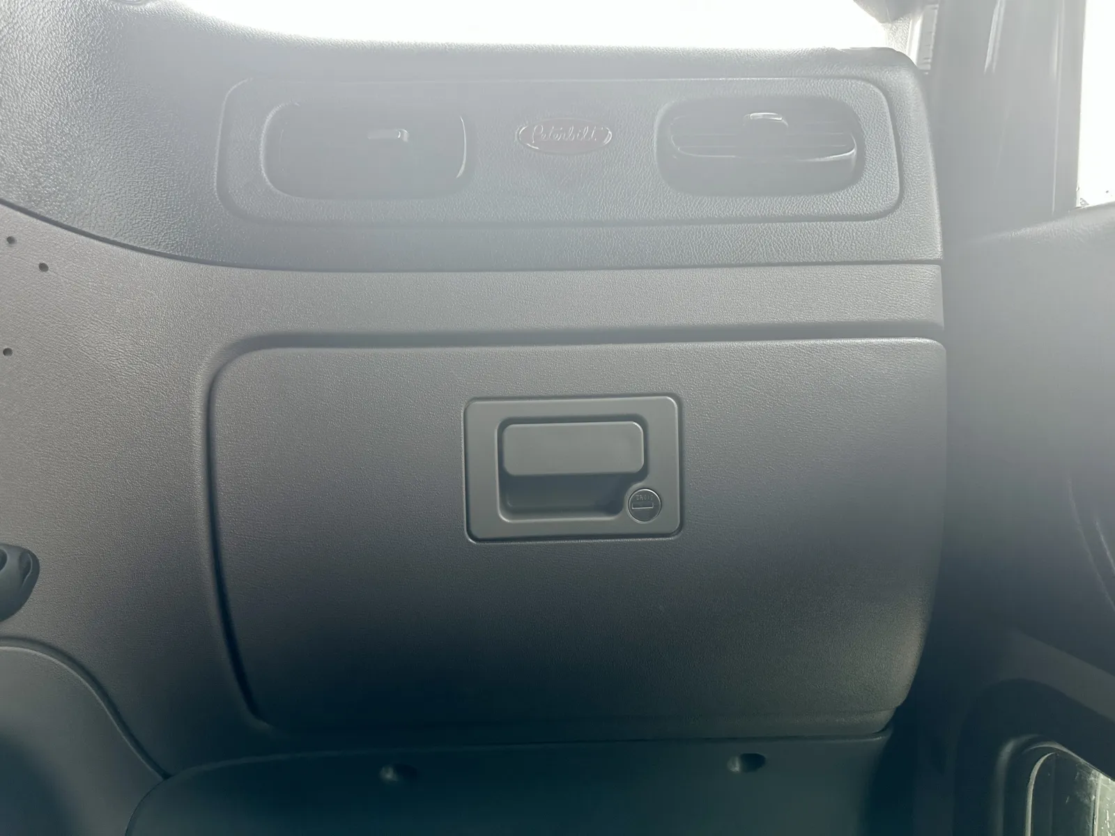 2016 Peterbilt 389 - image 18