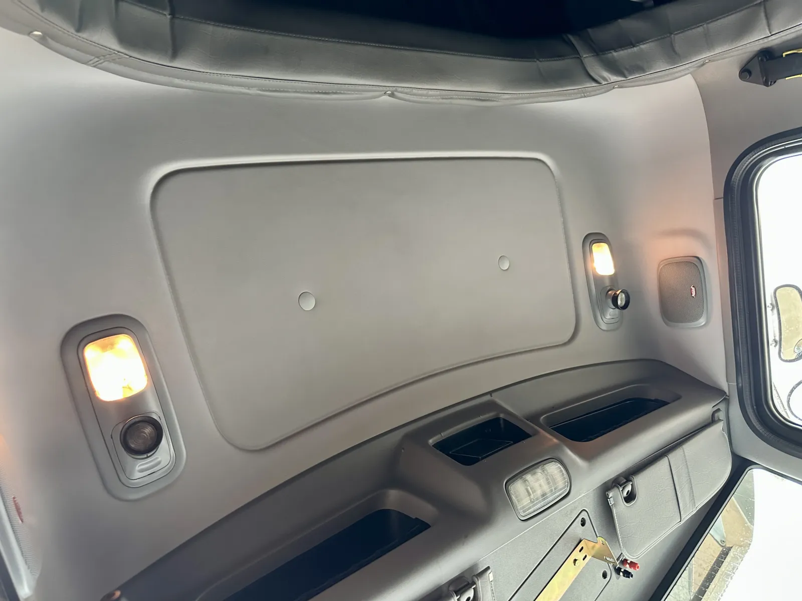 2016 Peterbilt 389 - image 20