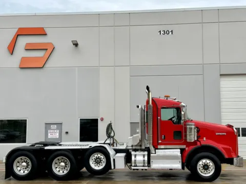 Another view of 2011 KENWORTH T800 for sale in Hutchins, TX at Forge Truck Centers - Texas