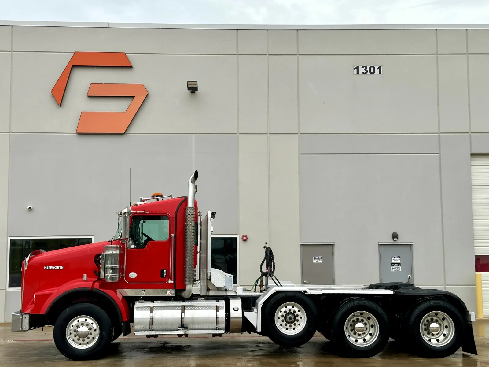 2011 Kenworth T800 - image 4