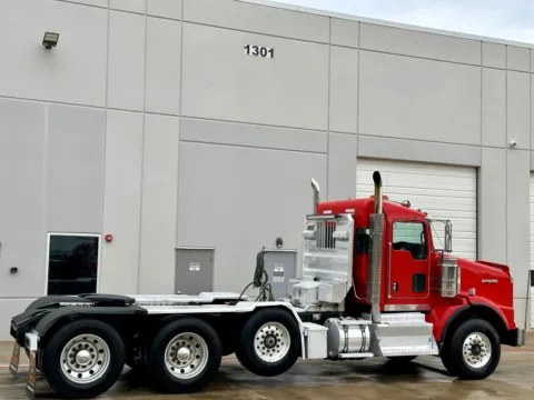 More photos of 2011 KENWORTH T800 at Forge Truck Centers - Texas, TX