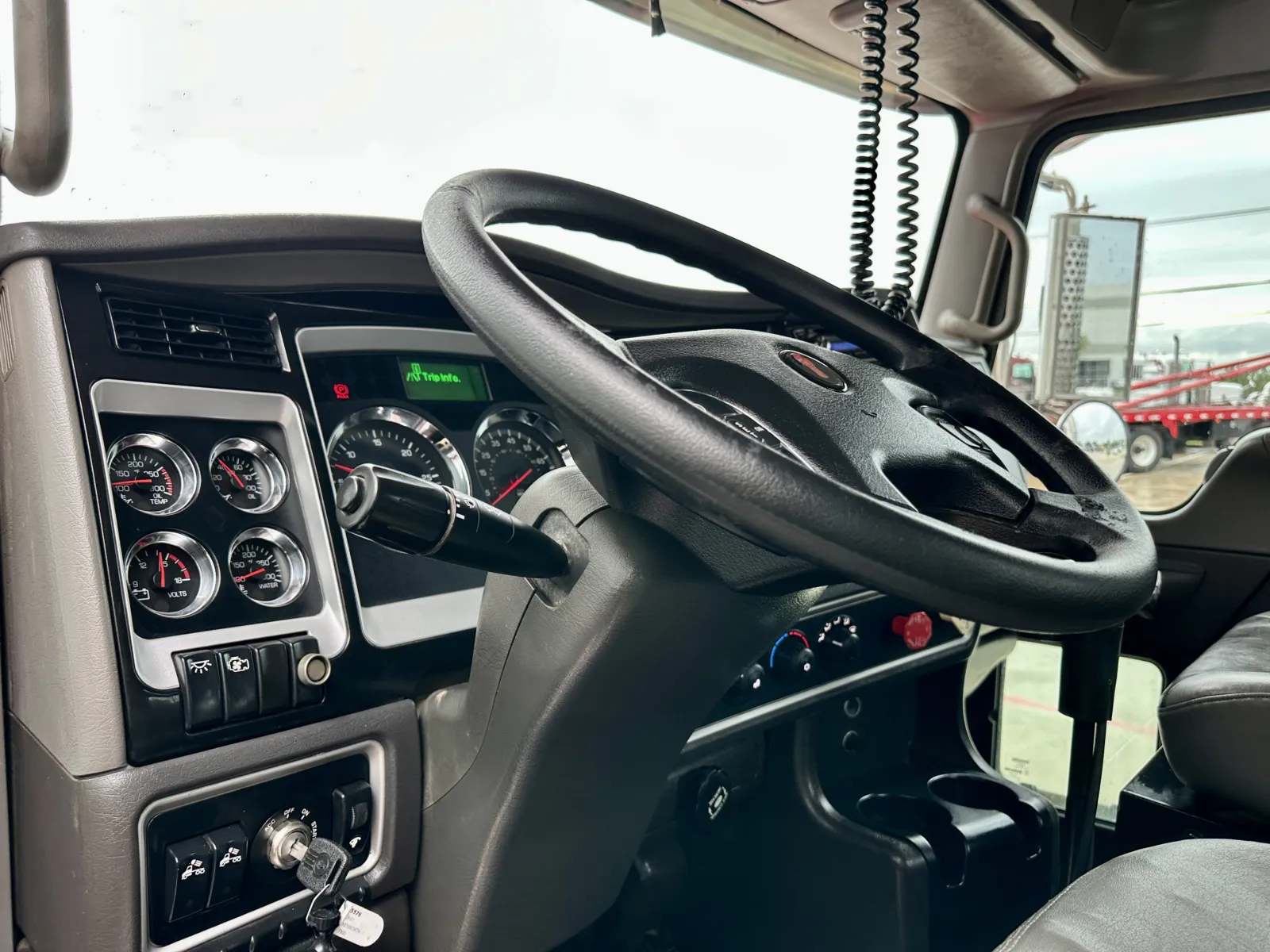 2011 Kenworth T800 - image 15