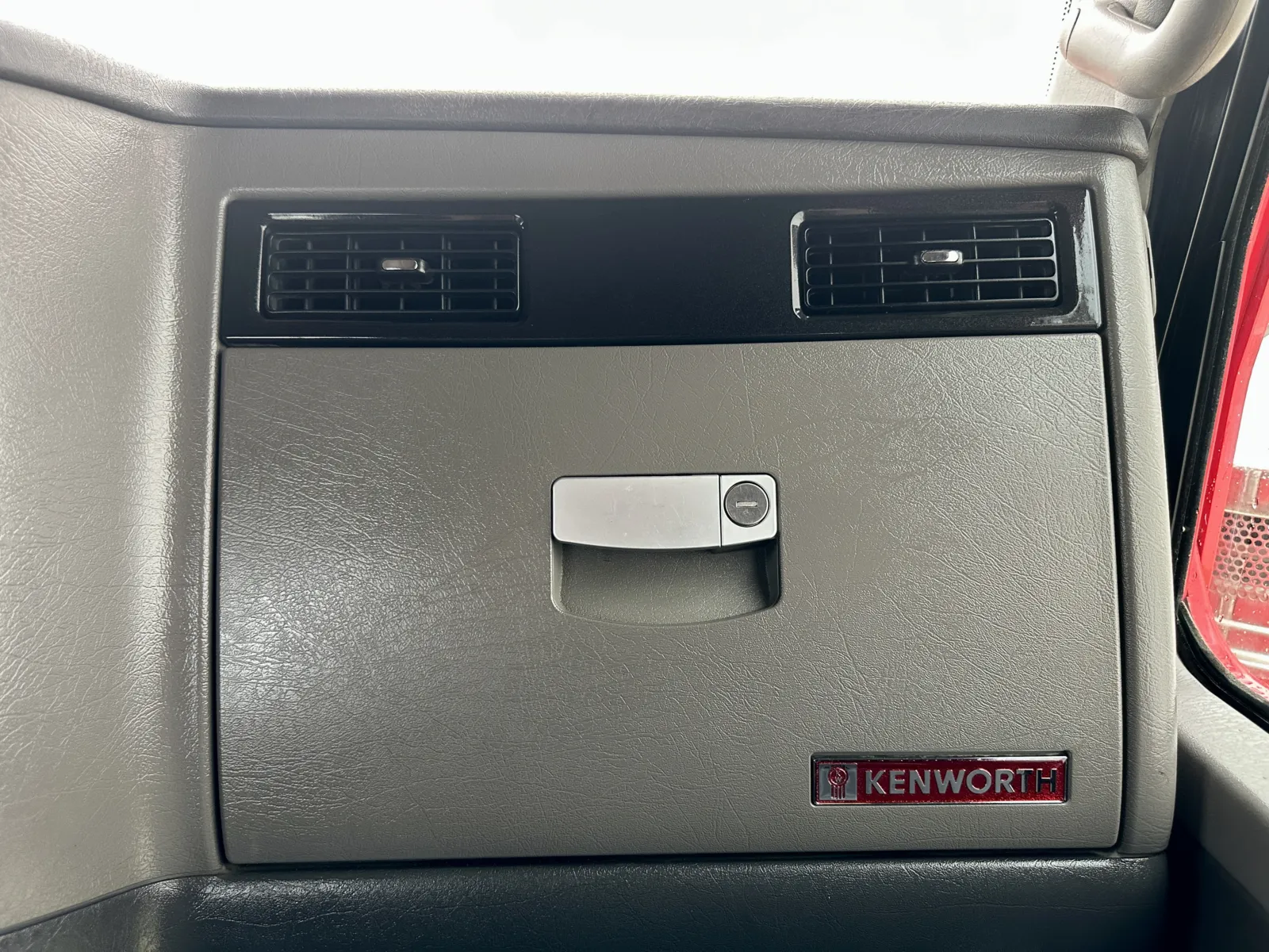 2011 Kenworth T800 - image 19