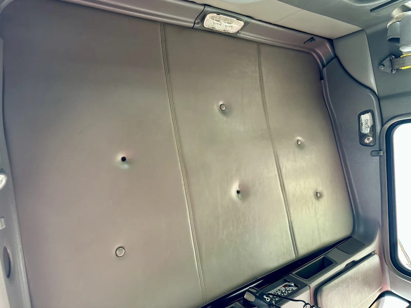 2011 Kenworth T800 - image 21