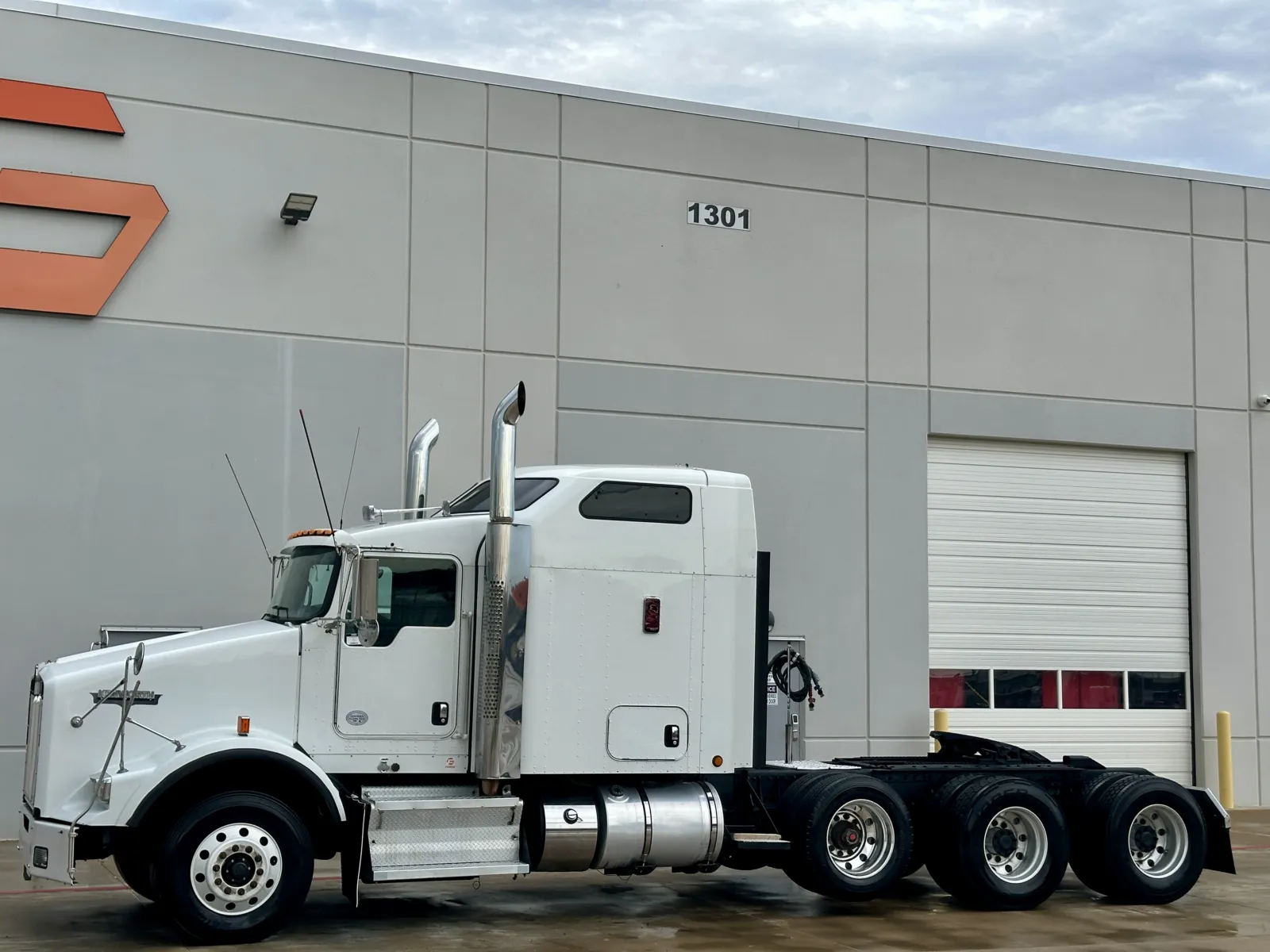 2012 Kenworth T800 - image 2