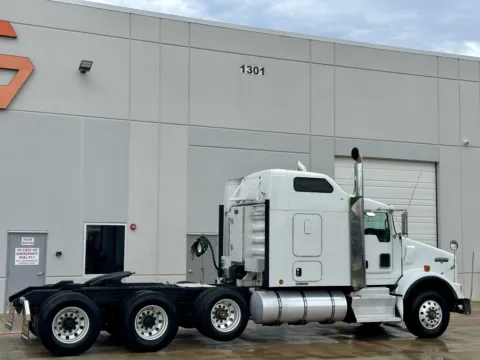 More photos of 2012 KENWORTH T800 at Forge Truck Centers - Texas, TX
