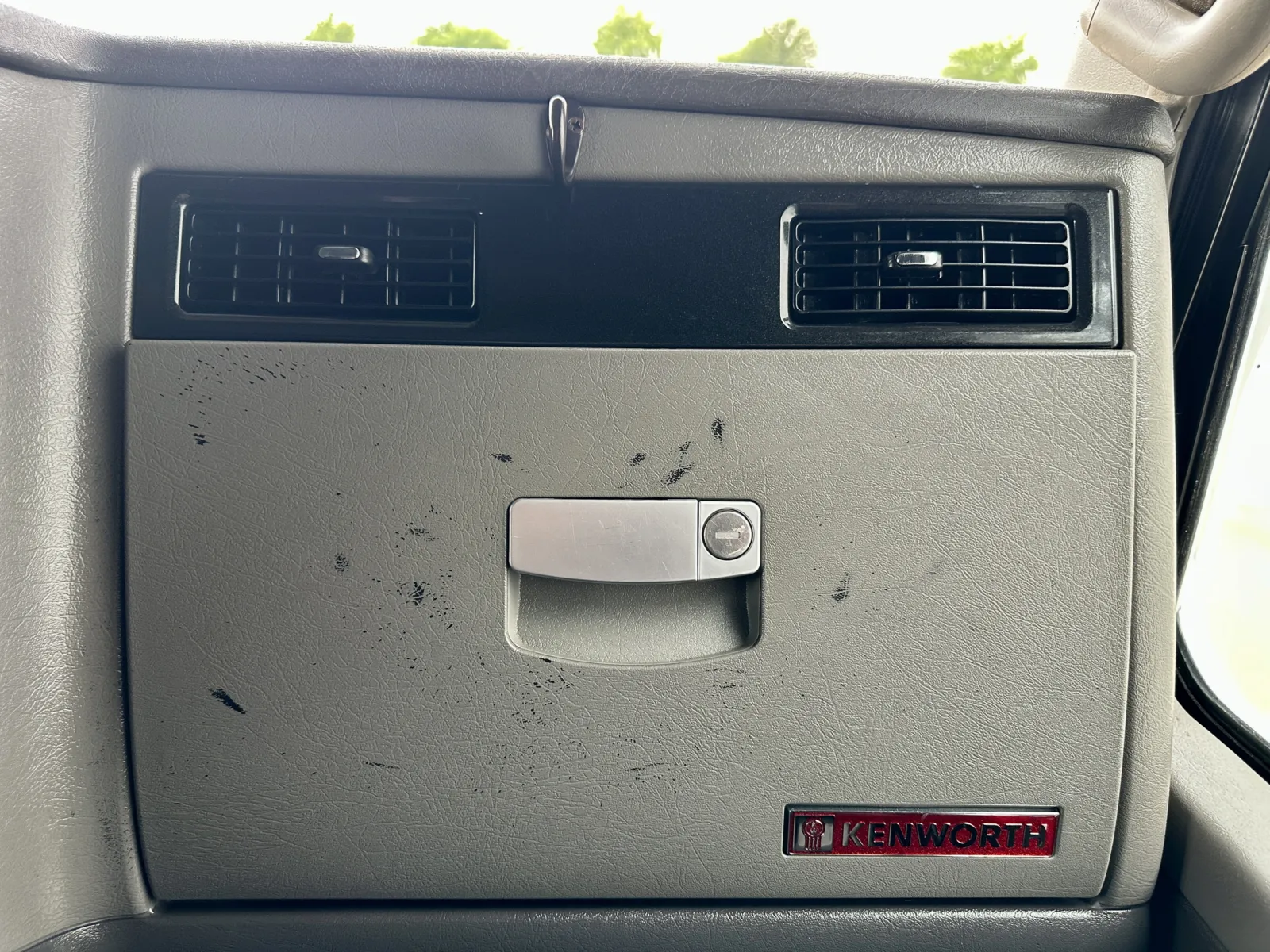 2012 Kenworth T800 - image 19