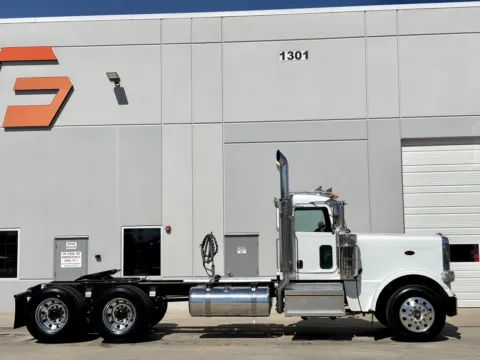 Another view of 2020 PETERBILT 389 for sale in Hutchins, TX at Forge Truck Centers - Texas