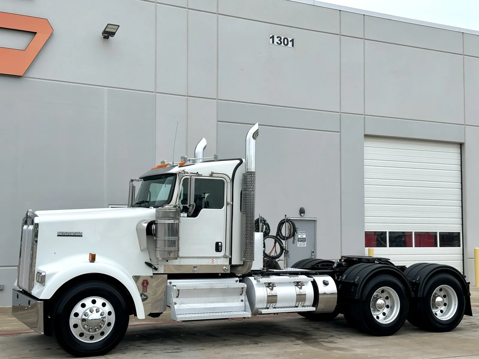 2023 Kenworth W900 - image 2