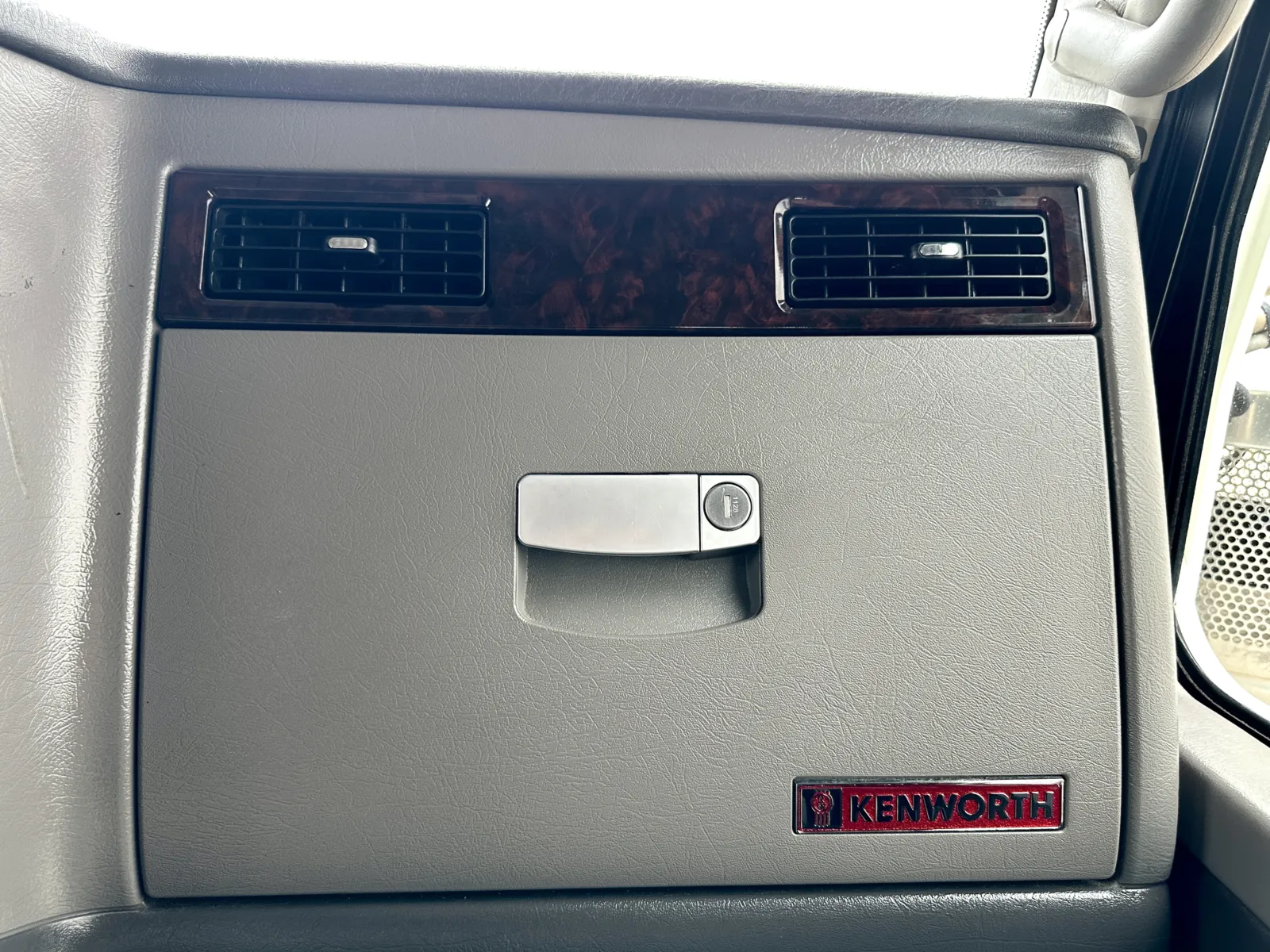 2023 Kenworth W900 - image 19