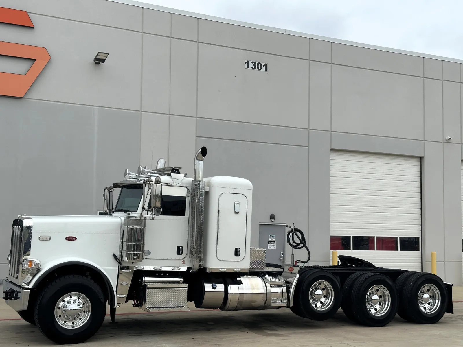 2019 Peterbilt 389 - image 2