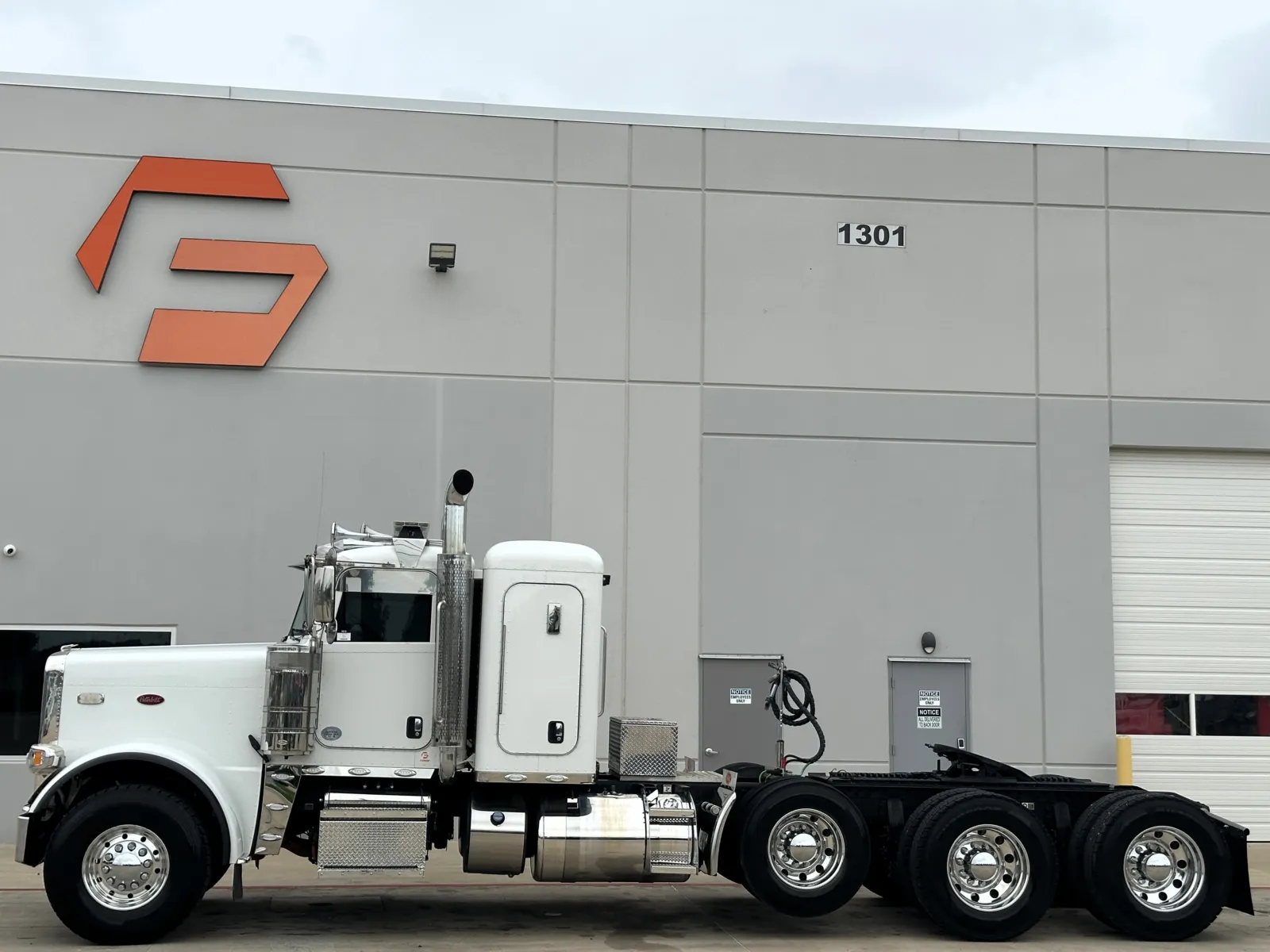 2019 Peterbilt 389 - image 4