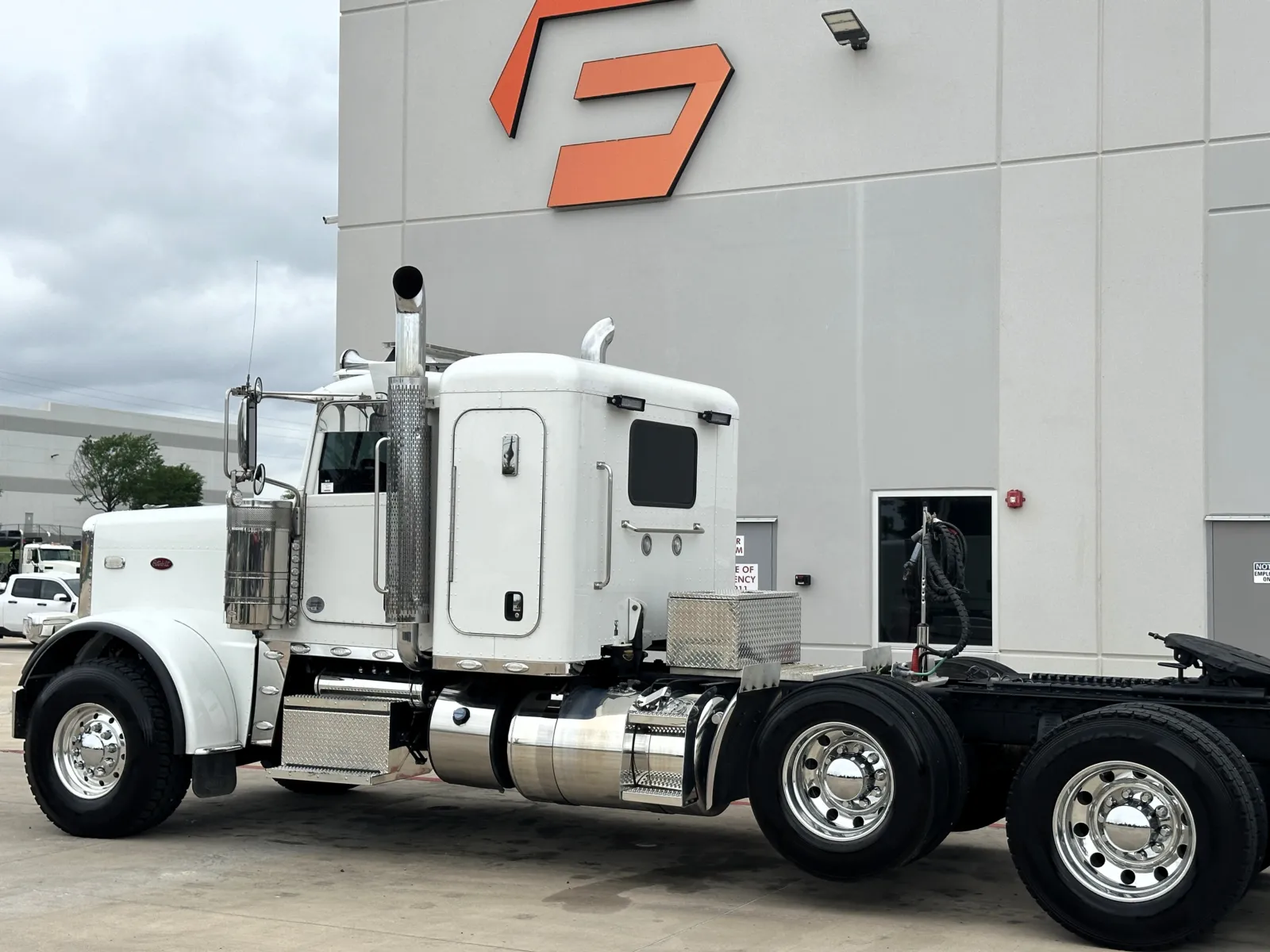 2019 Peterbilt 389 - image 8