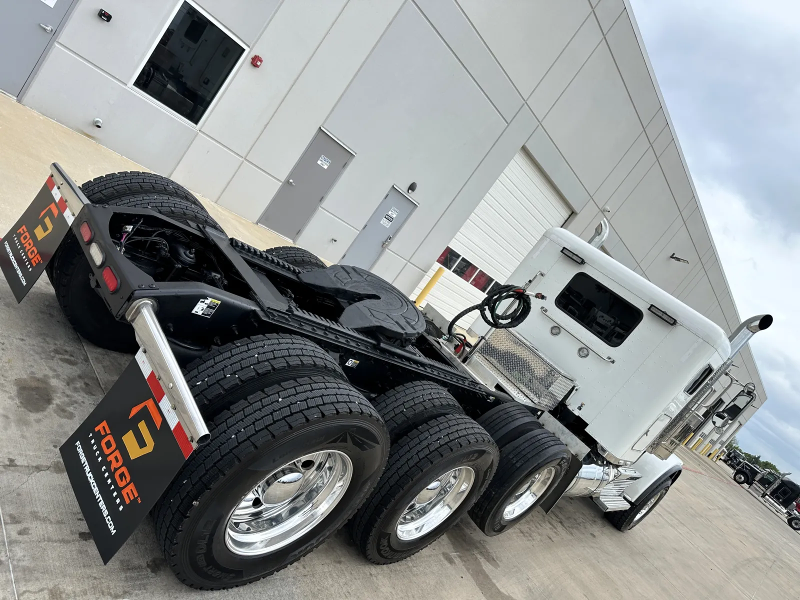2019 Peterbilt 389 - image 11