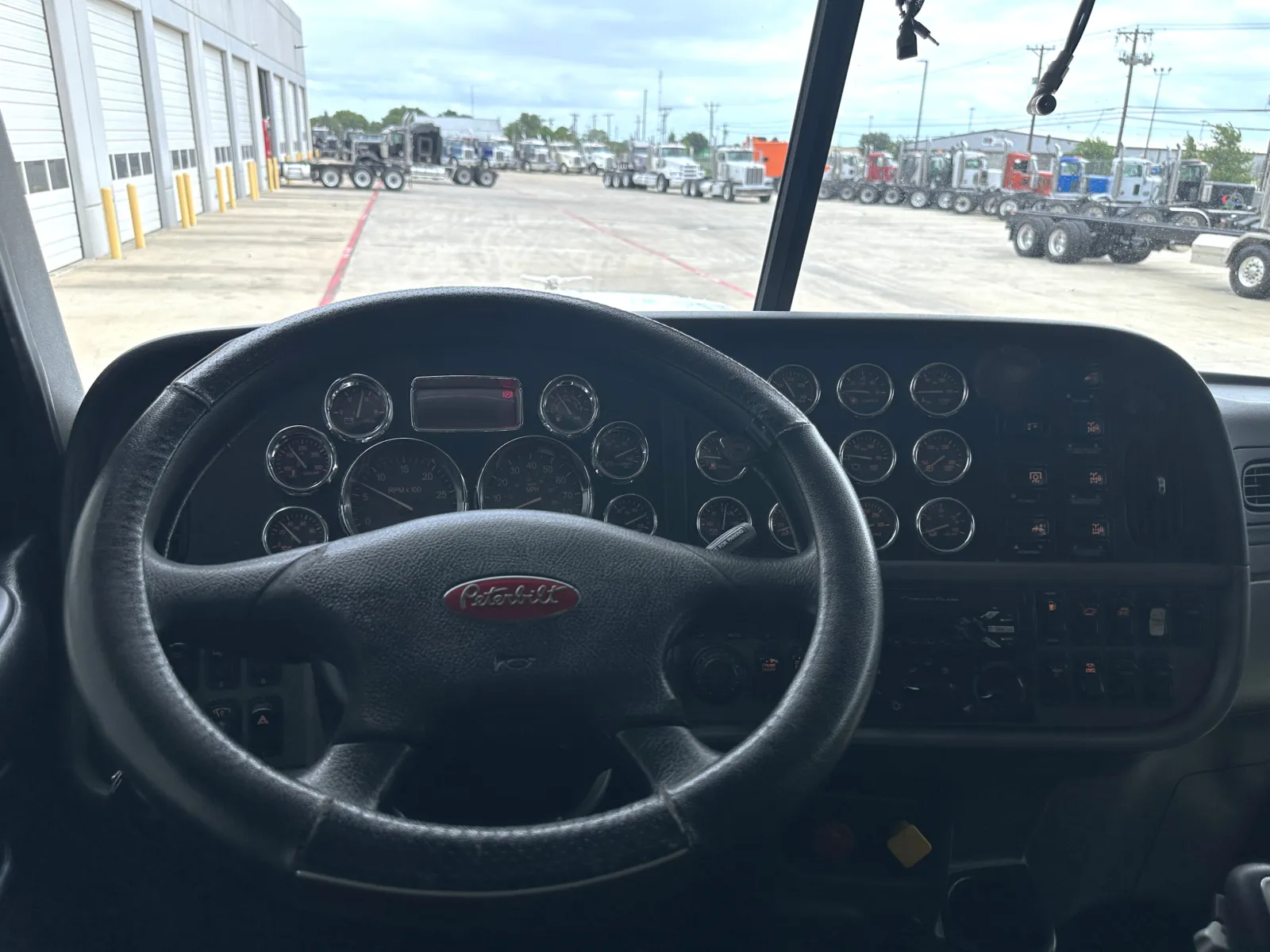 2019 Peterbilt 389 - image 16