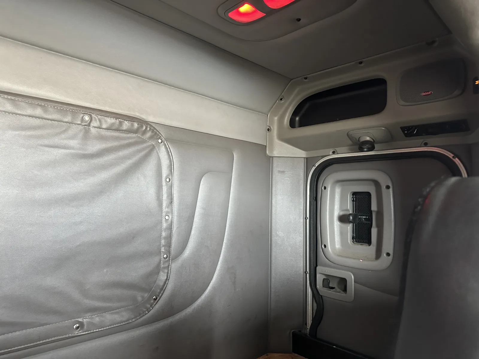 2019 Peterbilt 389 - image 24