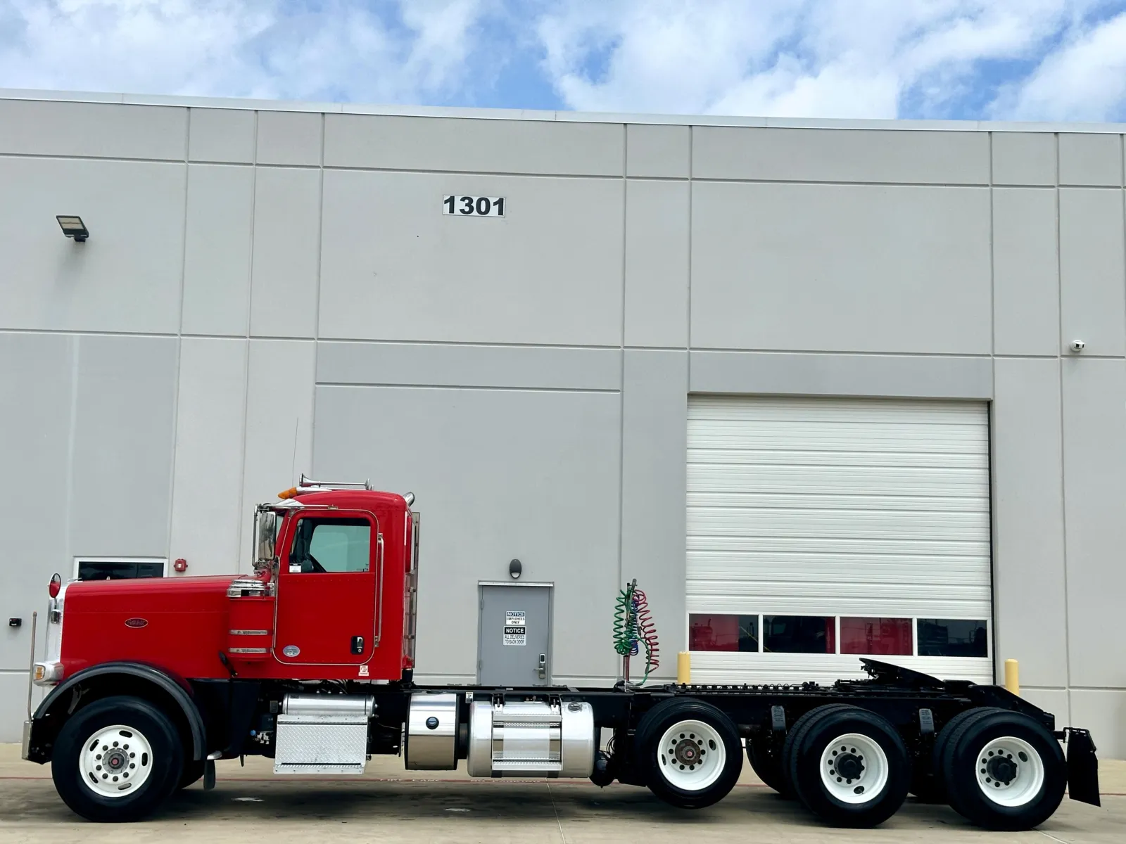 2017 Peterbilt 389 - image 4