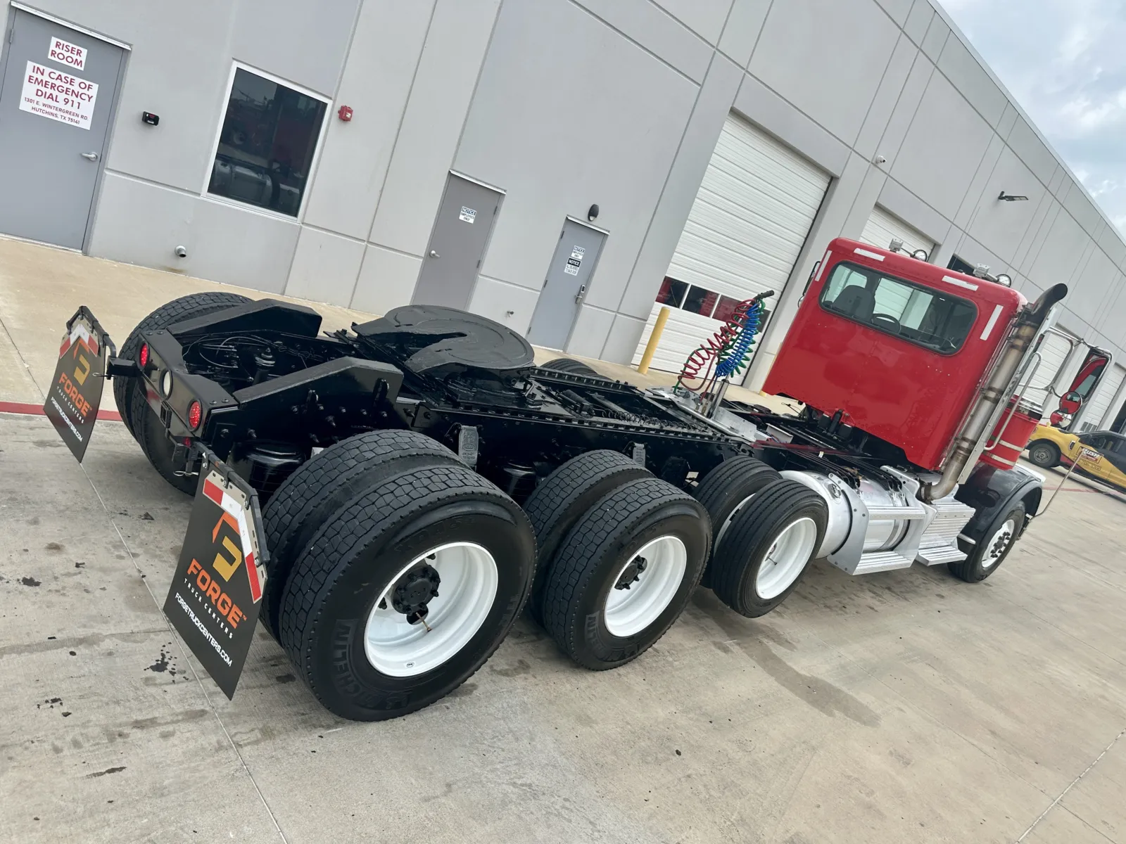 2017 Peterbilt 389 - image 11