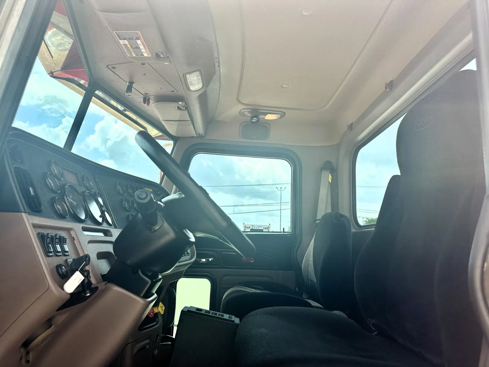 2017 Peterbilt 389 - image 14