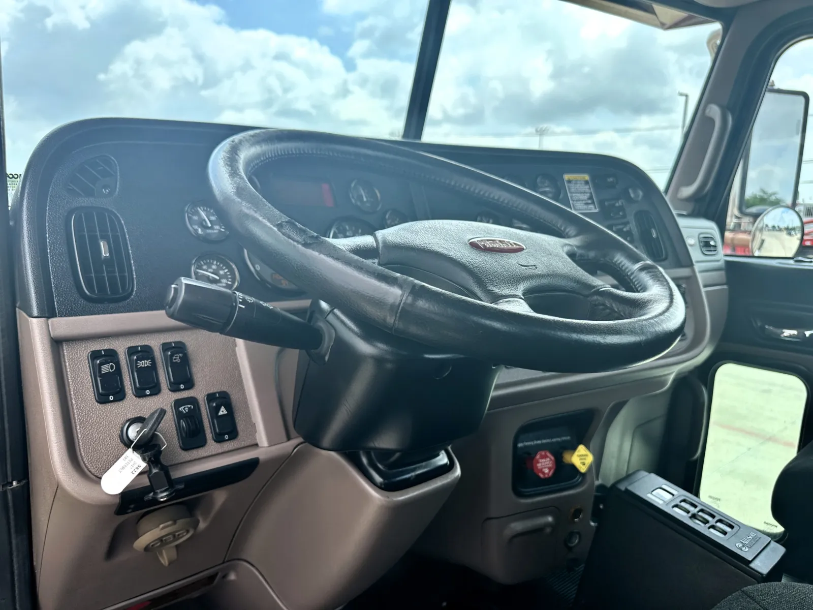 2017 Peterbilt 389 - image 15