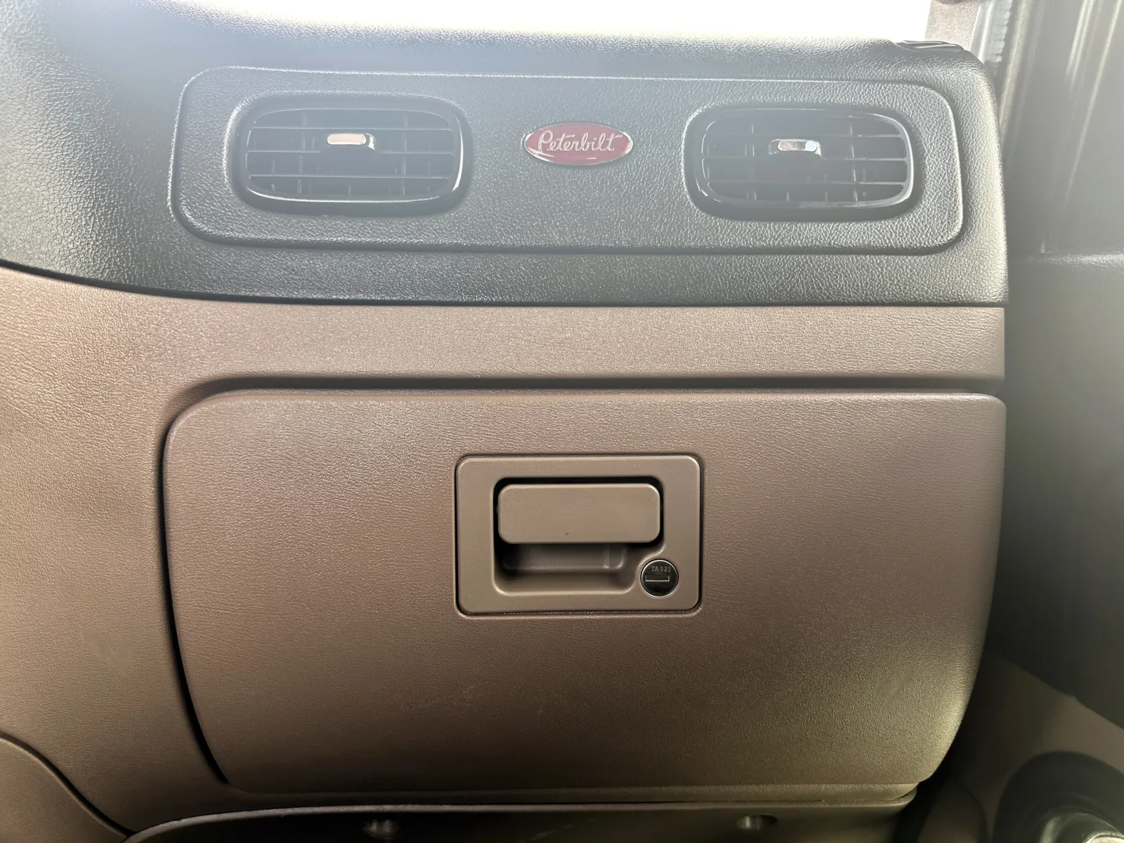 2017 Peterbilt 389 - image 19