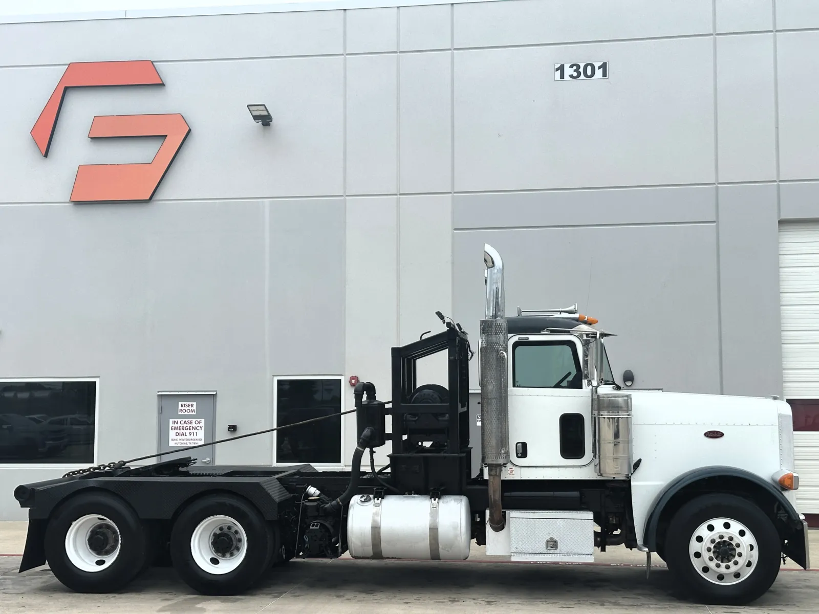 2008 Peterbilt 388 in Hutchins, TX — photo 3