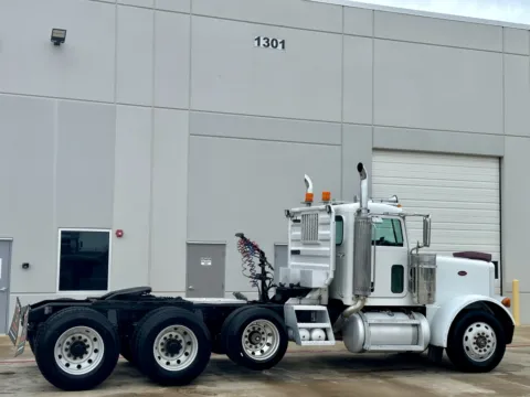 More photos of 2005 PETERBILT 379 at Forge Truck Centers - Texas, TX