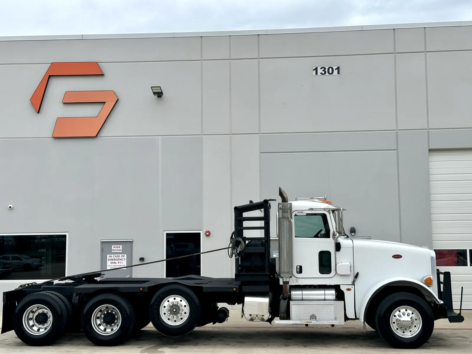 2010 Peterbilt 367 in Hutchins, TX — photo 3