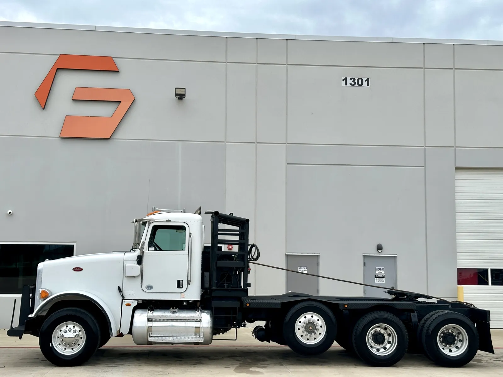 2010 Peterbilt 367 in Hutchins, TX — photo 4