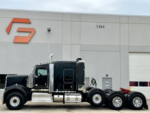 More photos of 2020 KENWORTH W900 at Forge Truck Centers - Texas, TX