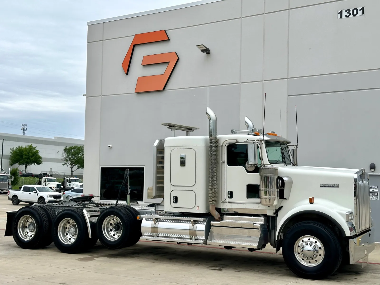 2022 KENWORTH W900 for sale in Hutchins, TX