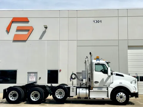 Another view of 2019 KENWORTH T880 for sale in Hutchins, TX at Forge Truck Centers - Texas