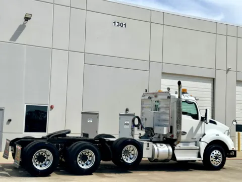 More photos of 2019 KENWORTH T880 at Forge Truck Centers - Texas, TX