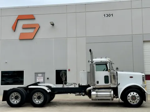 Another view of 2007 PETERBILT 379 for sale in Hutchins, TX at Forge Truck Centers - Texas