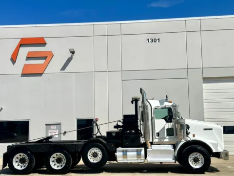 Another view of 2016 KENWORTH T800 for sale in Hutchins, TX at Forge Truck Centers - Texas
