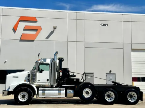 More photos of 2016 KENWORTH T800 at Forge Truck Centers - Texas, TX