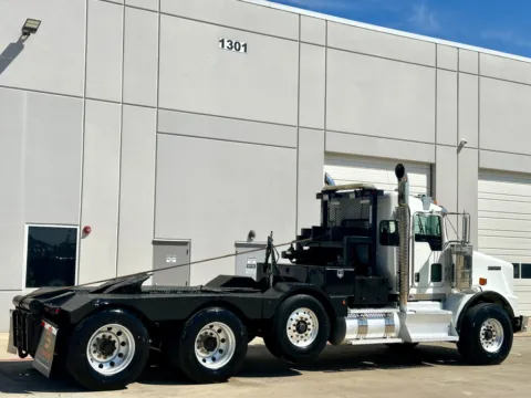 More photos of 2016 KENWORTH T800 at Forge Truck Centers - Texas, TX